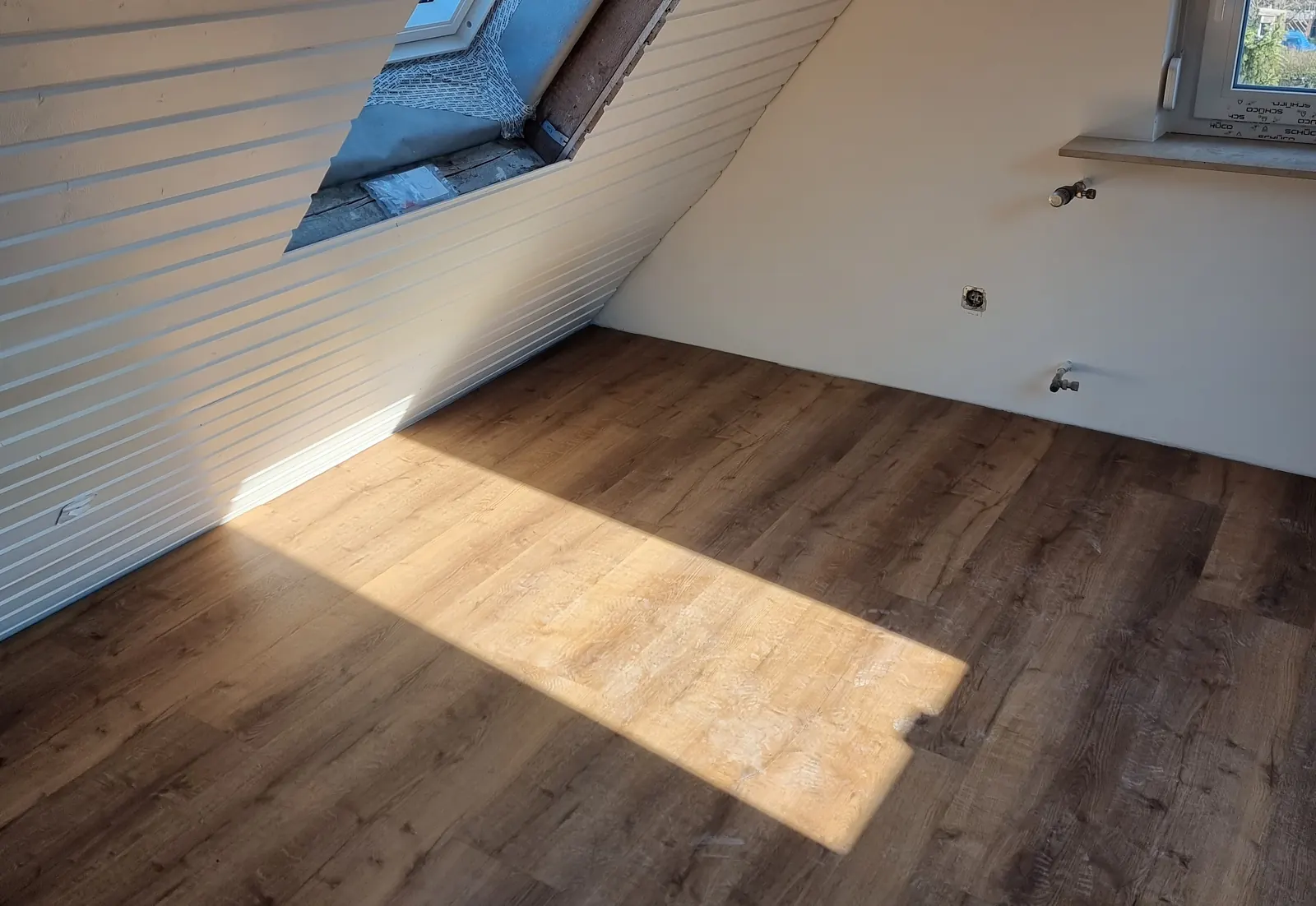 Dachgeschoss mit neuem Vinylboden in Holzoptik