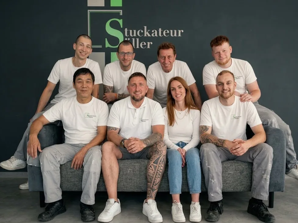 Das Team von Stuckateur Saller vor dem Firmenlogo